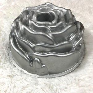 NWOT Nordic Ware Platinum Rose Cast Aluminum Bundt Pan